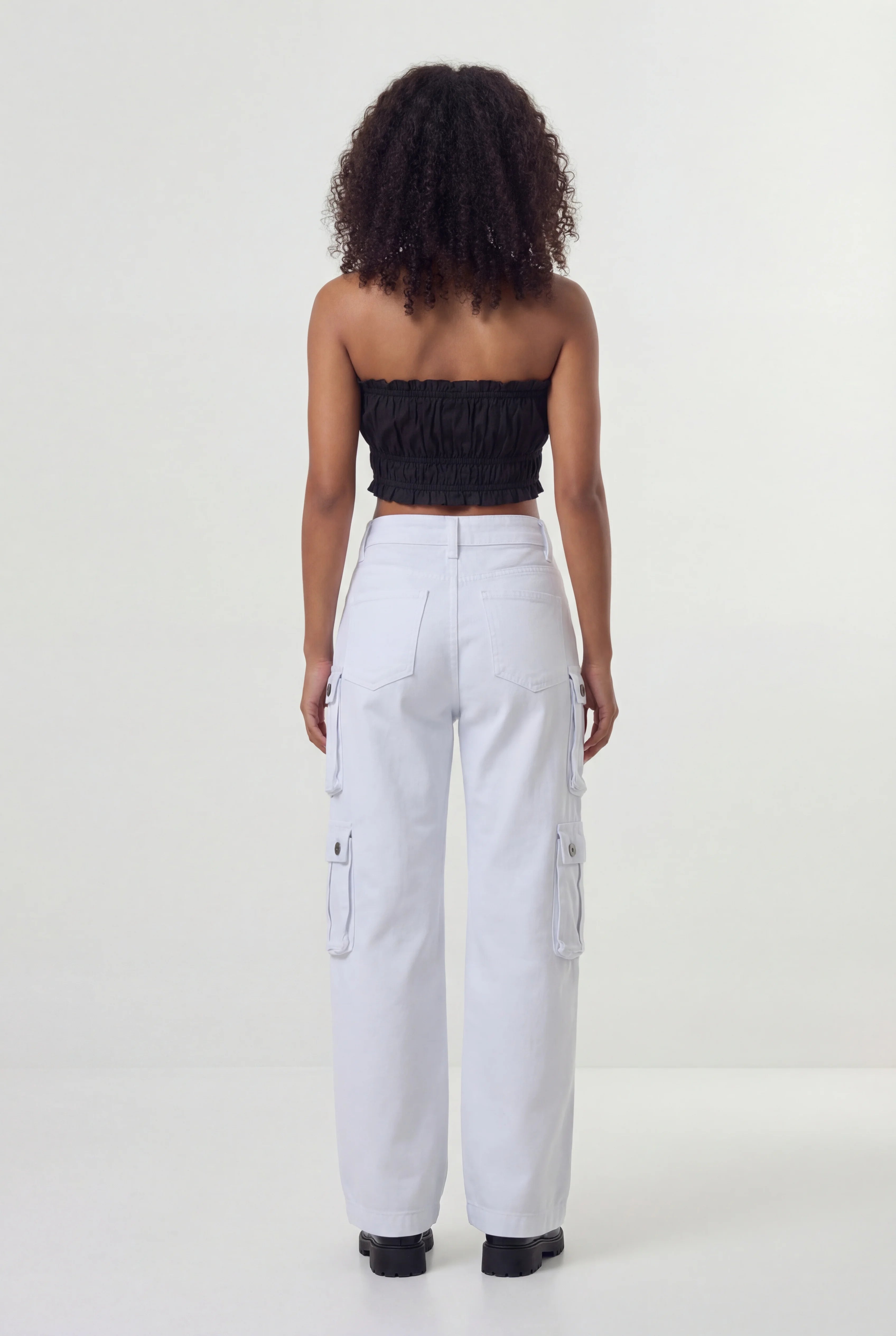 calça jeans cargo feminina branca Carolla costas