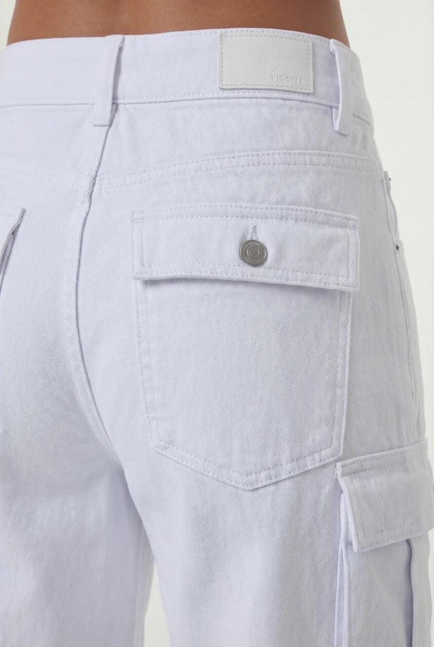 detalhe bolso cargo calça jeans feminina branca Carolla