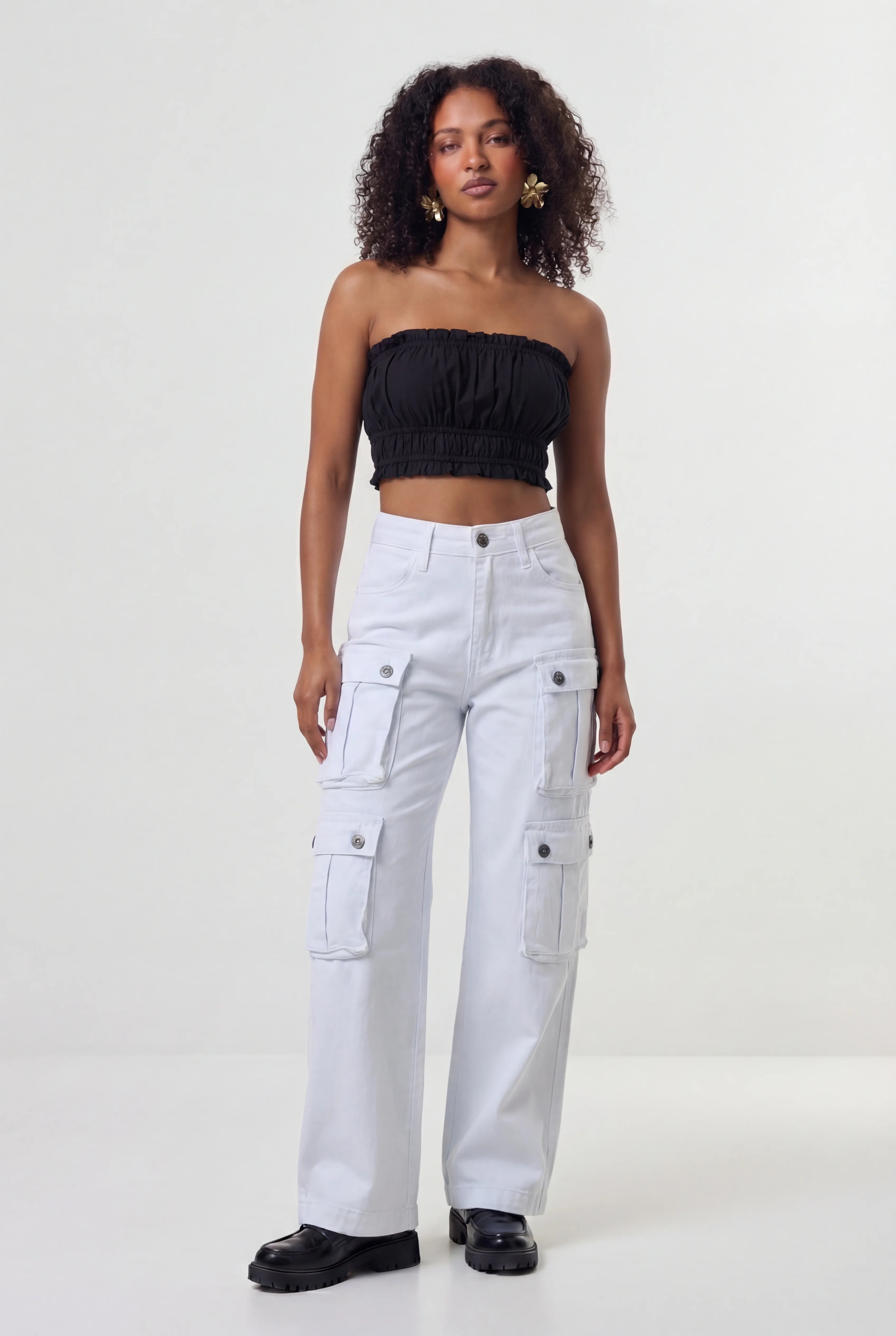 calça jeans cargo feminina branca Carolla frente