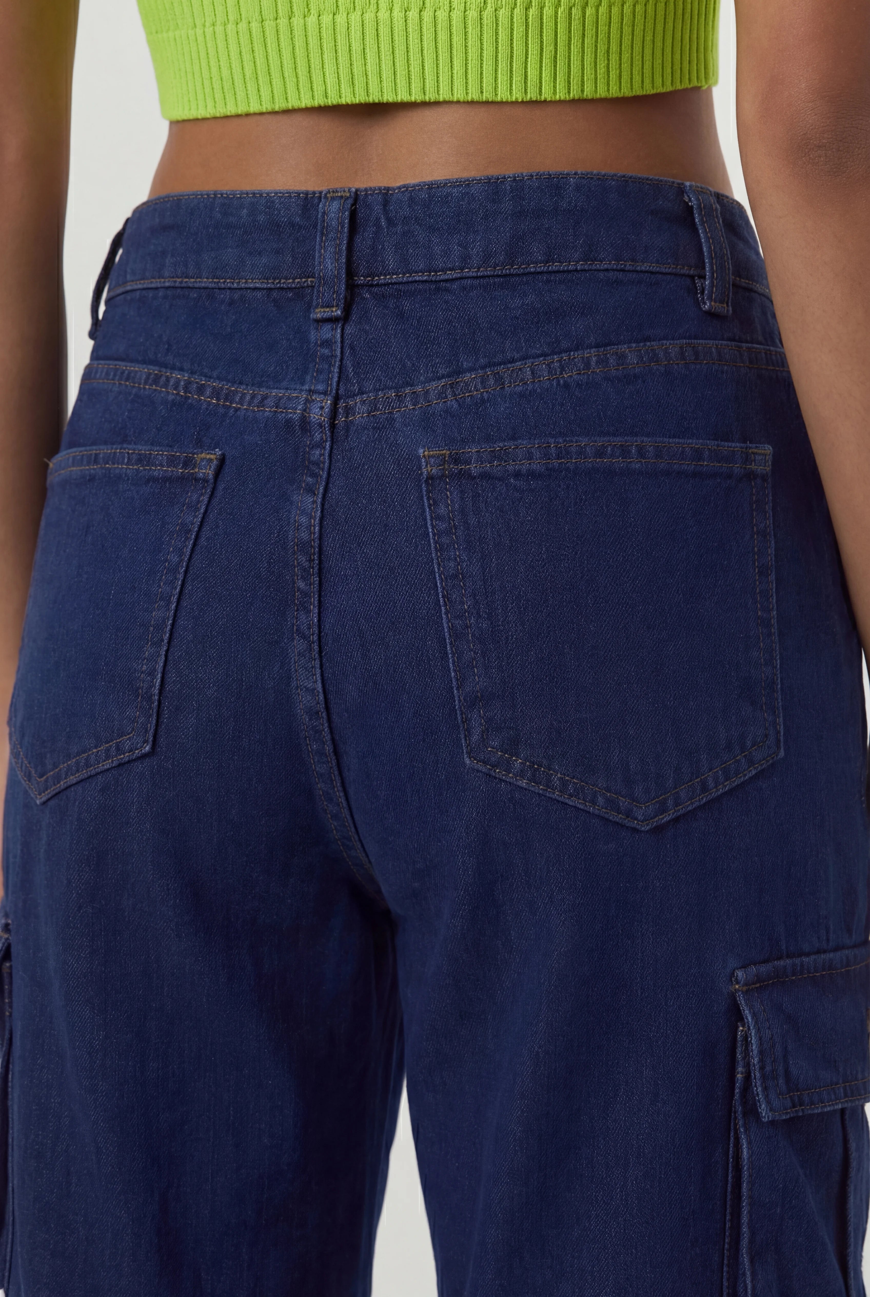 Detalhe traseiro calça jeans cargo feminina azul marinho Lauren bolsos