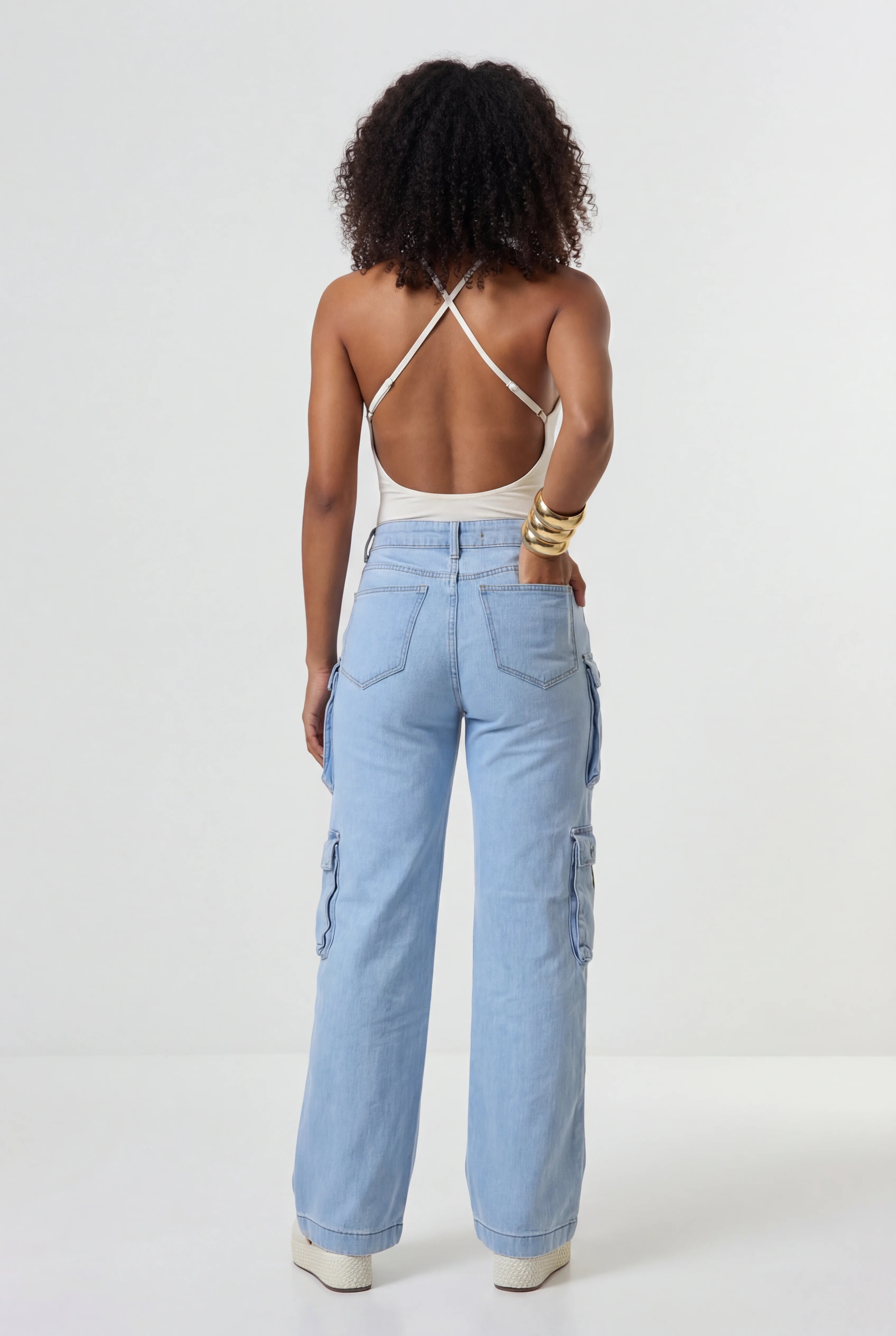 Detalhe bolso calça jeans cargo feminina Clarinda azul