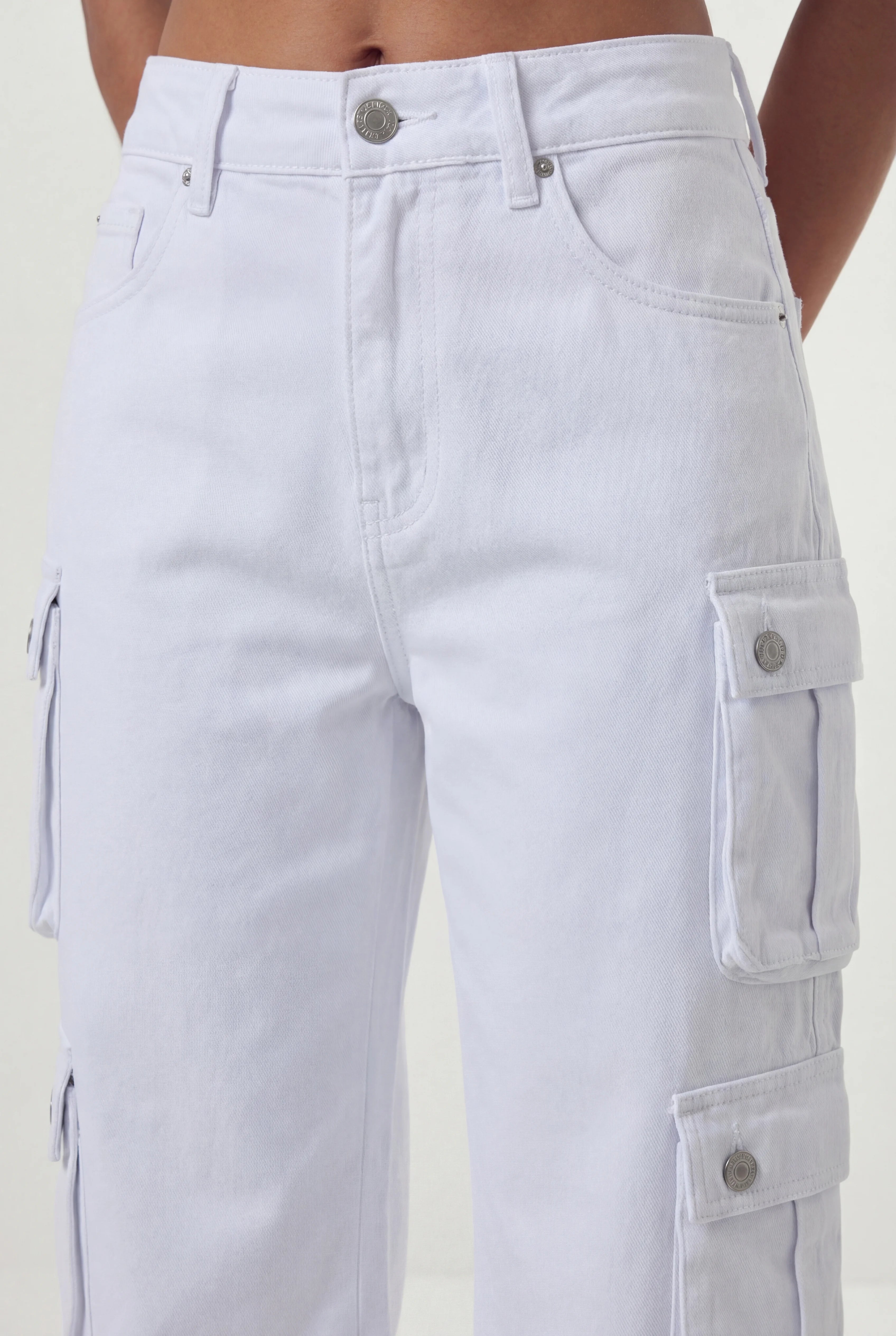 detalhe bolso cargo calça jeans feminina branca Carolla