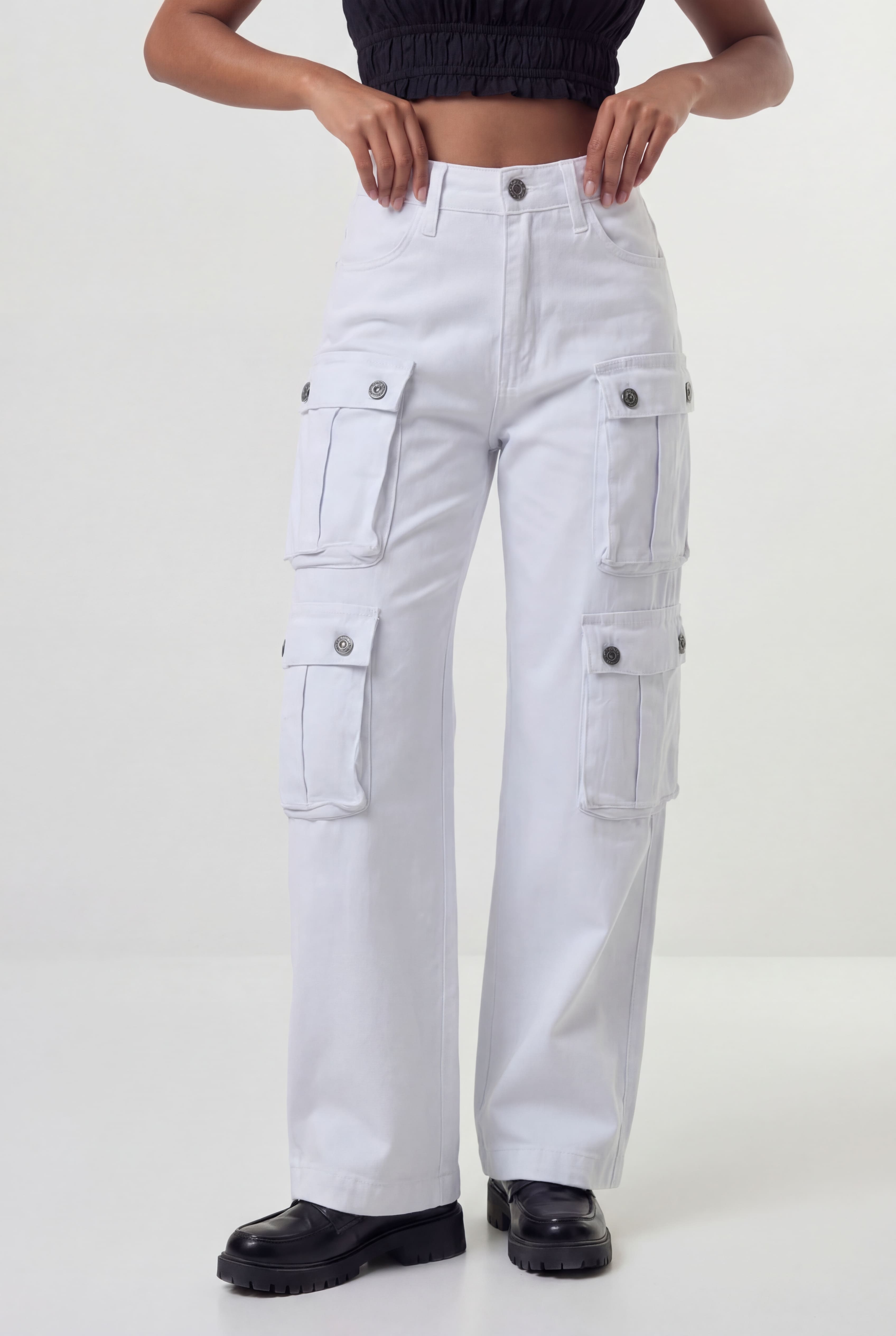 calça jeans cargo feminina branca Carolla frente
