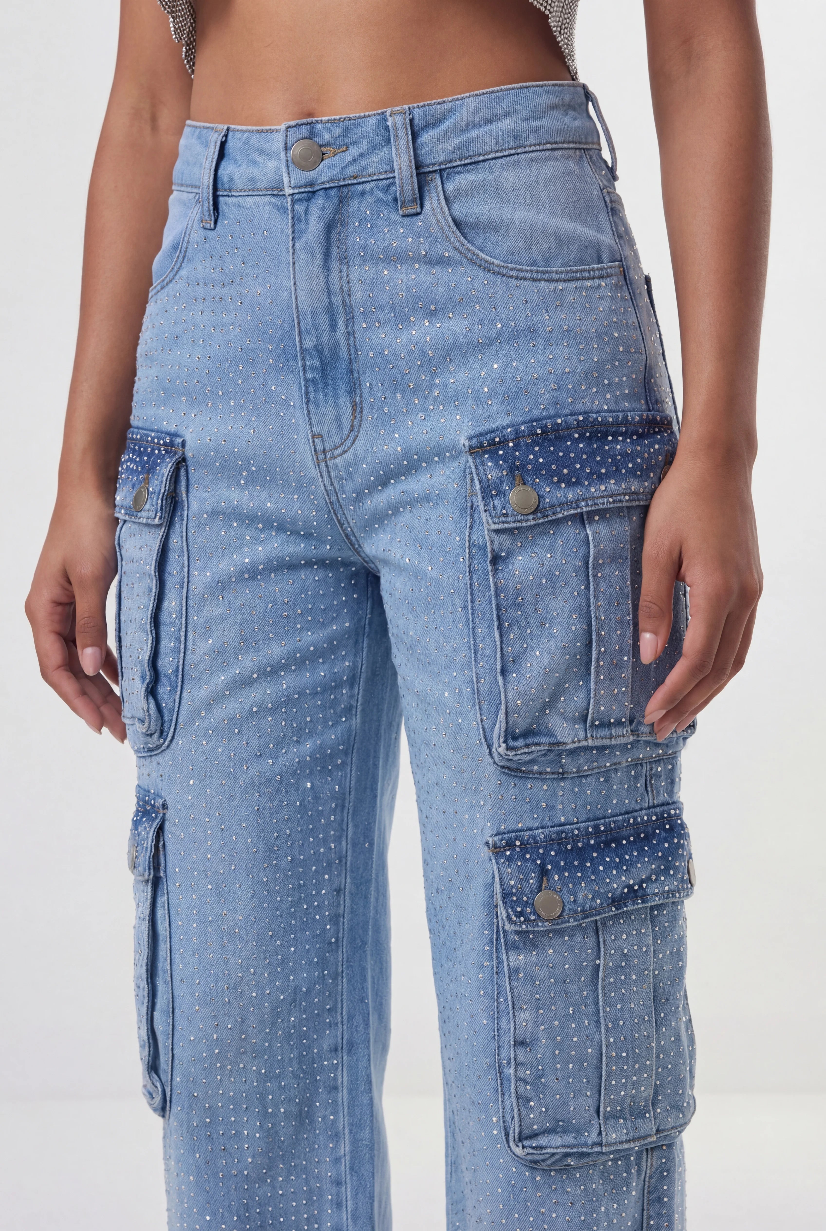 calça jeans cargo feminina Lia azul com brilho frente