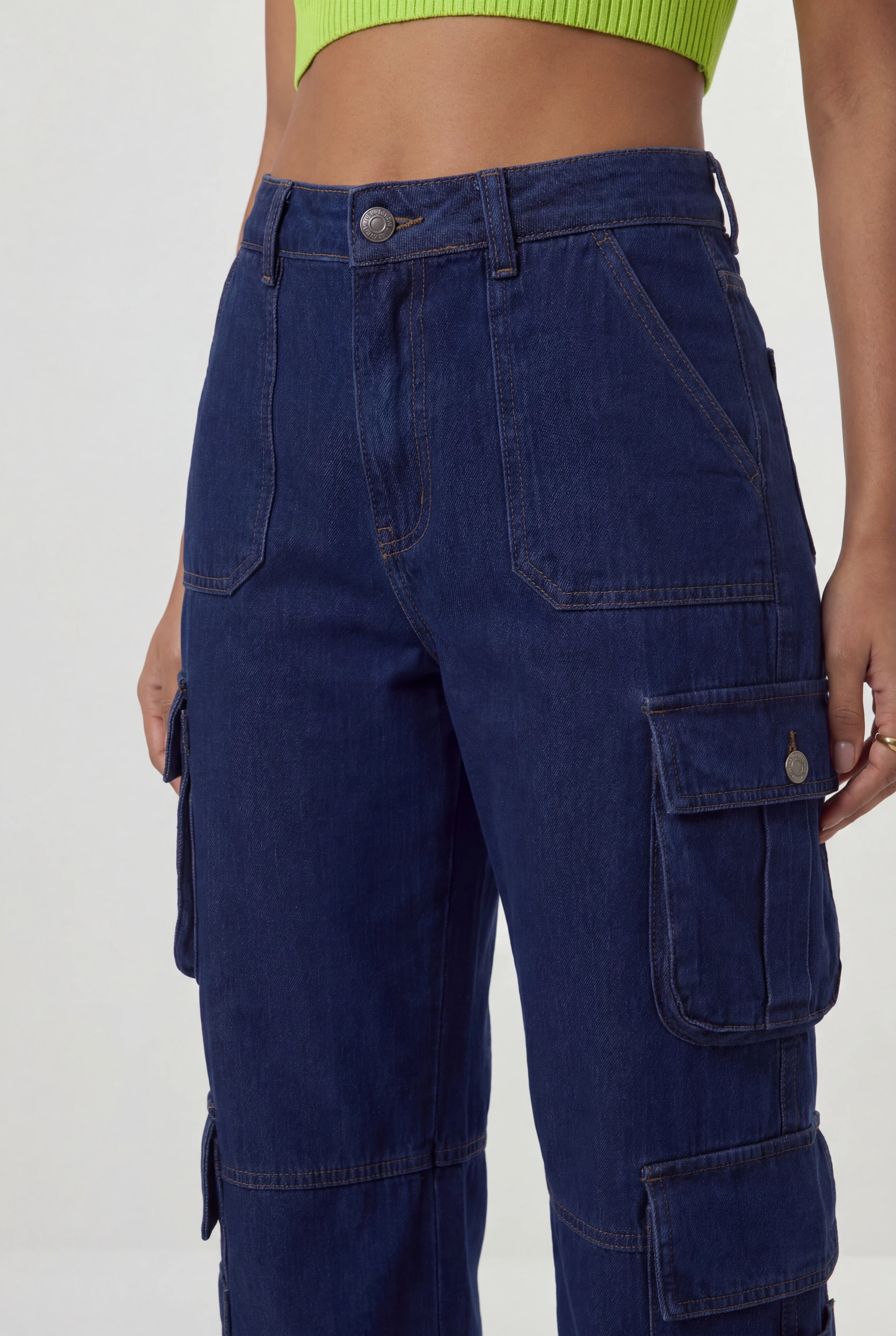 Calça jeans cargo feminina azul marinho Lauren modelo frente look urbano