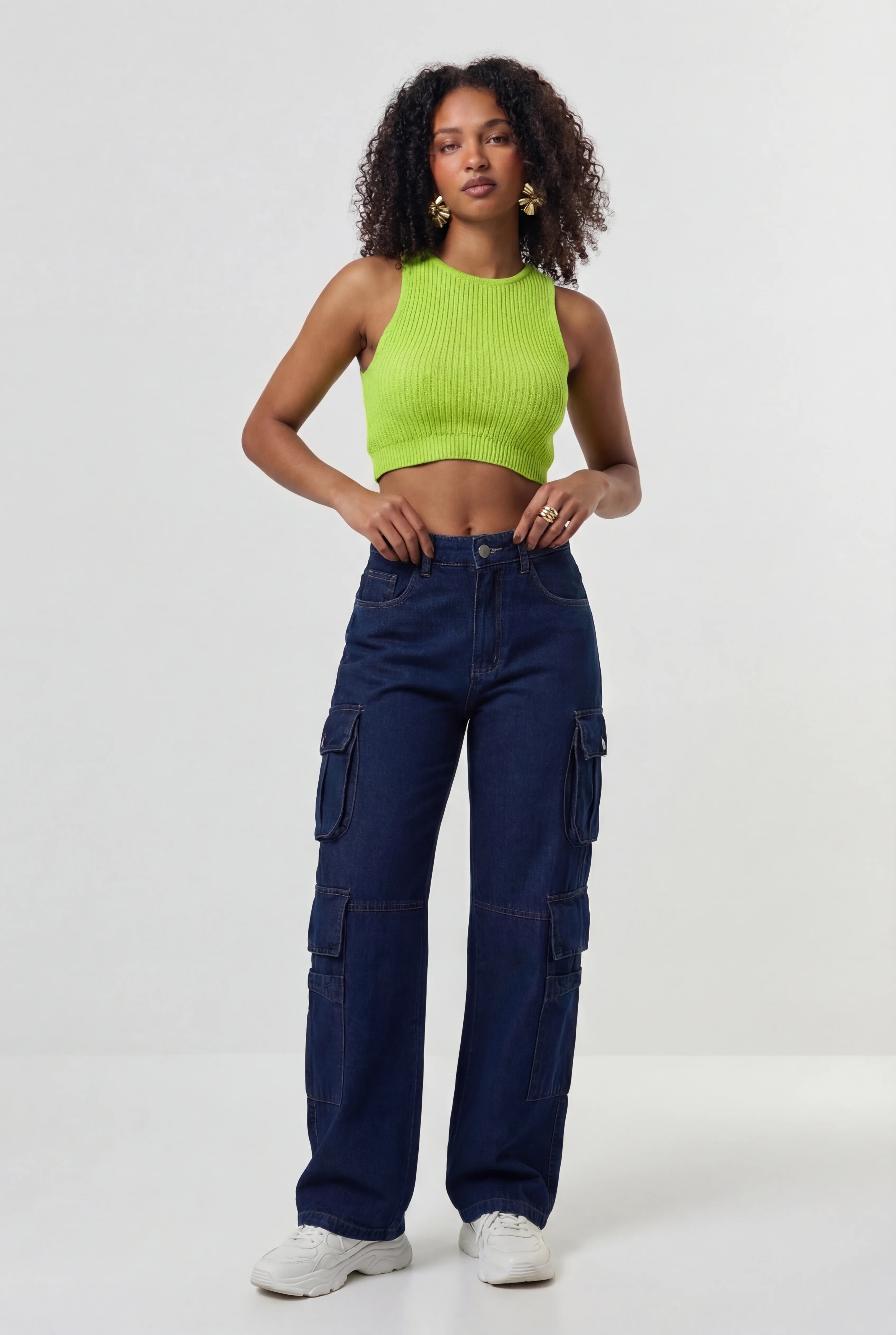 Calça jeans cargo feminina azul marinho Lauren modelo frente look urbano