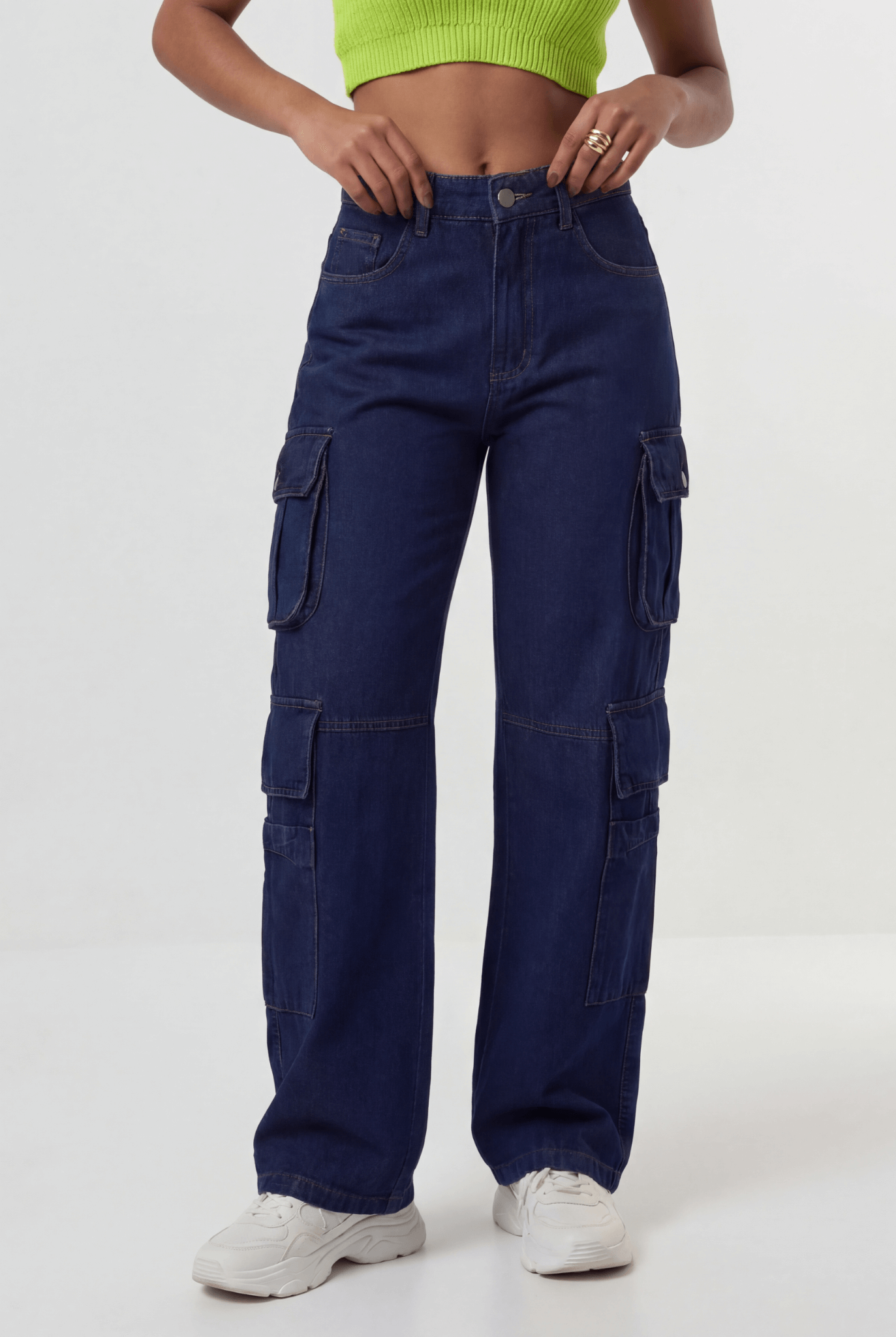 Calça jeans cargo feminina azul marinho Lauren modelo frente look urbano